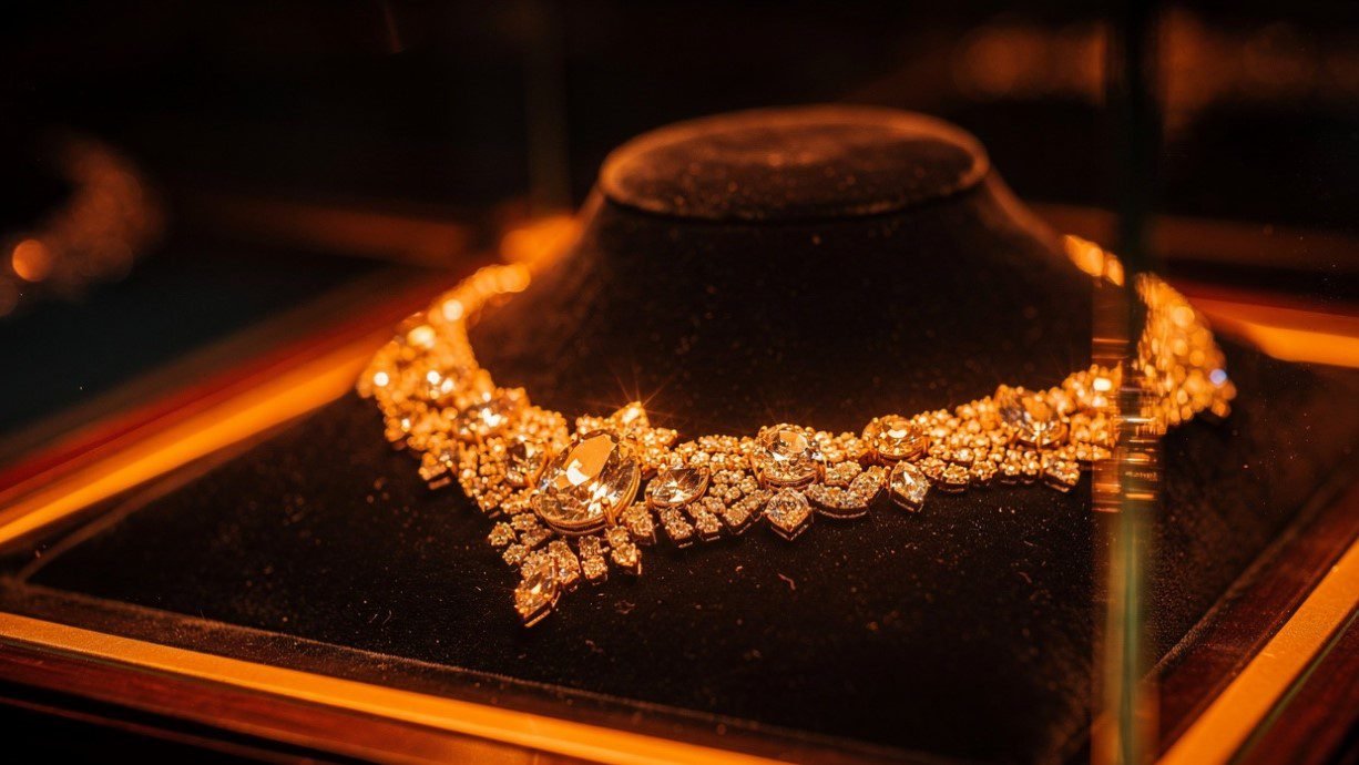 a-rare-high-jewellery-necklace-with-gemstones-disp