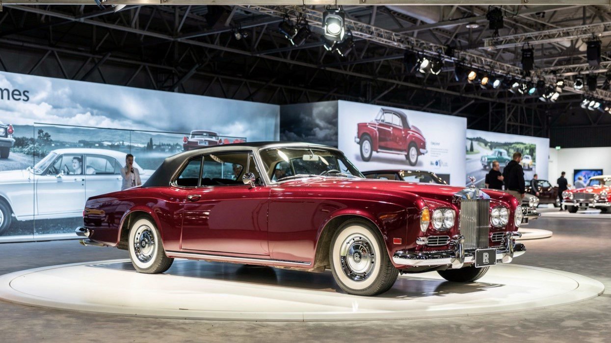 change-the-setting-to-a-modern-high-end-car-showro (1)
