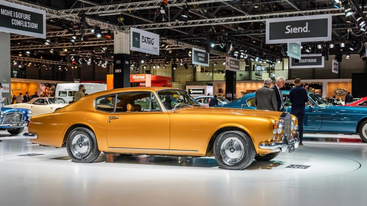 change-the-setting-to-a-modern-high-end-car-showro